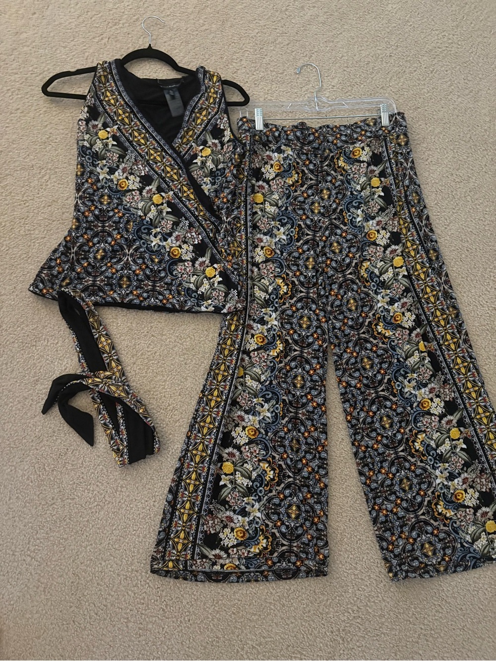 Like New WHBM Floral Pattern Wide-Leg Pants with Reversible Tank and Ties